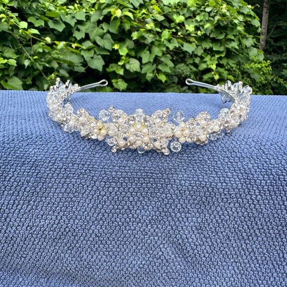 Elegant Silver and Pearl Hair Accessory